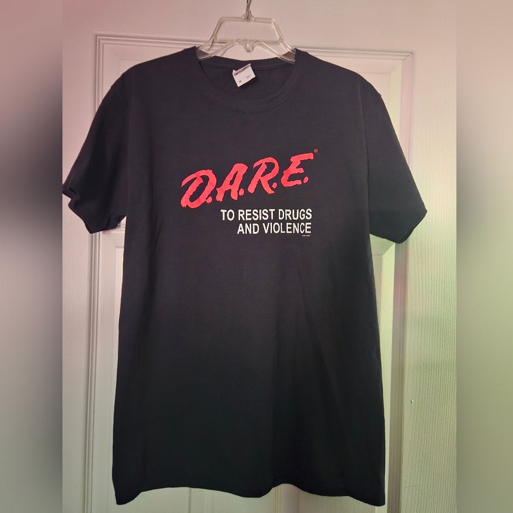 Vintage D.A.R.E Resist Drugs Shirt Adult Size MEDIUM Black Short Sleeve Men
